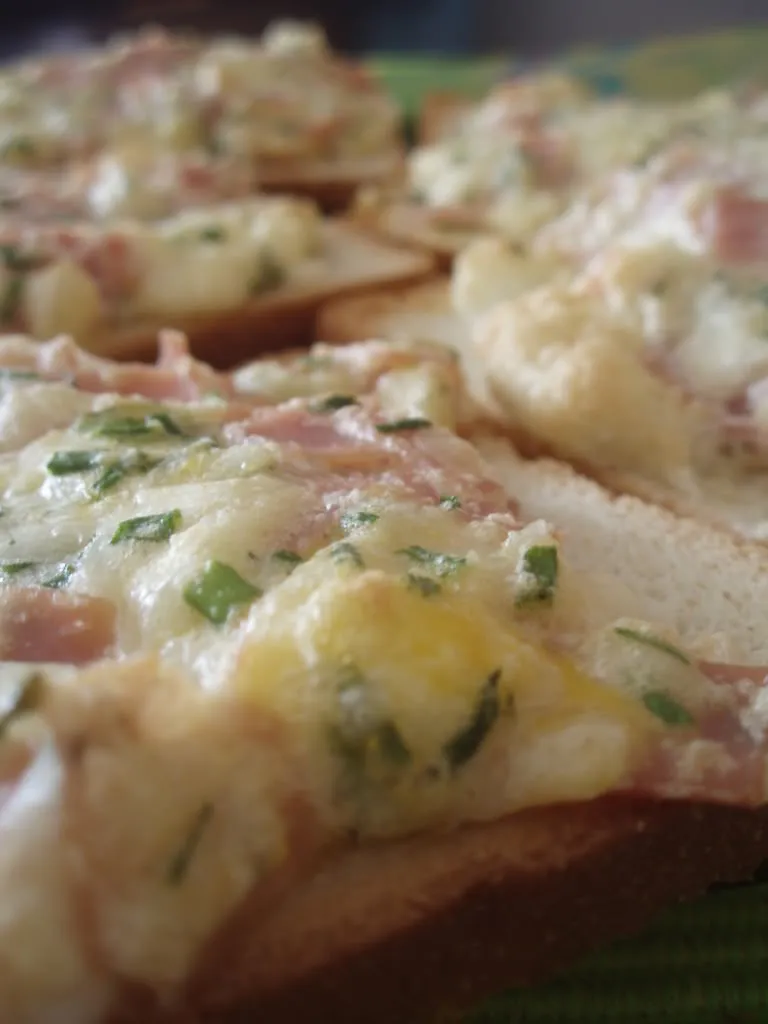 tost, sir, šunka, začinsko bilje