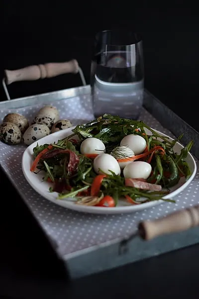 Salata s prepeličjim jajima, pršutom i rikulom