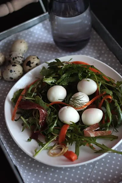 Salata s prepeličjim jajima, pršutom i rikulom