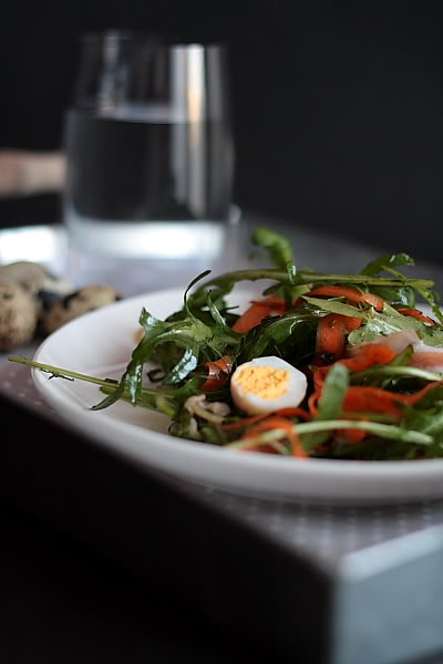 Salata s prepeličjim jajima, pršutom i rikulom