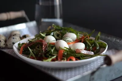 Salata s prepeličjim jajima, pršutom i rikulom