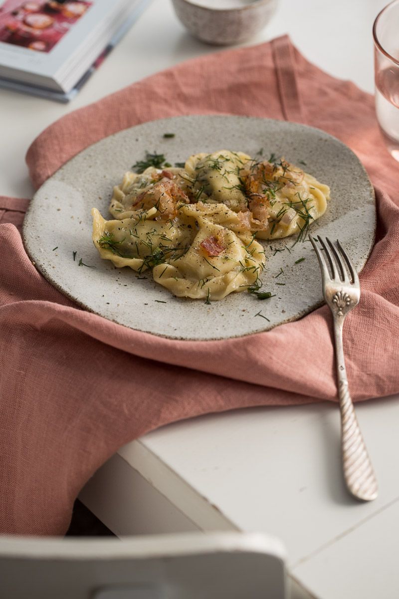 Pierogi sa sirom i slaninom, prijedlog za servirane na tanjuru
