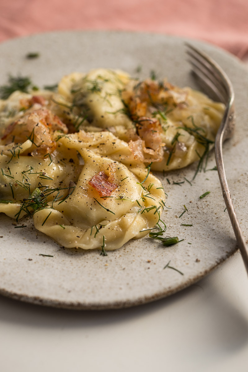 Pierogi sa sirom i slaninom.