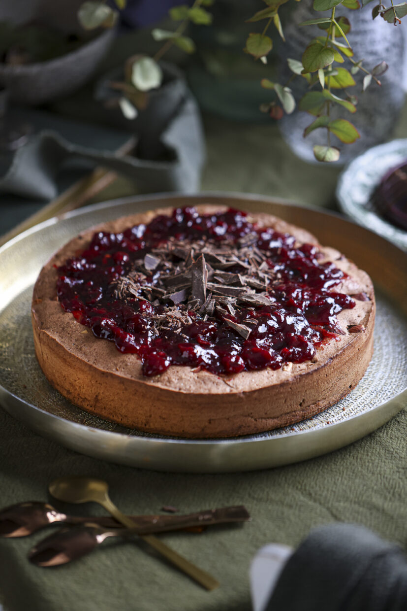 Čokoladna torta sa zapečenim bademima i višnjama.