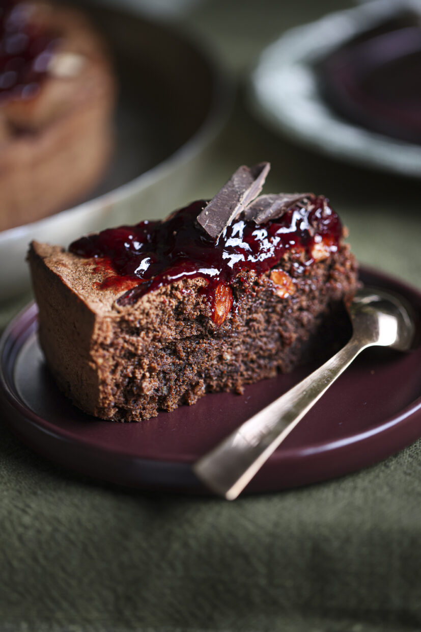 Čokoladna torta sa zapečenim bademima i višnjama